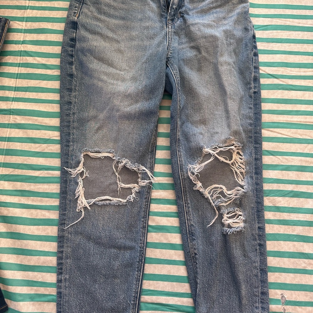 American Eagle strigid sz 2 SHORT distressed skinny jean